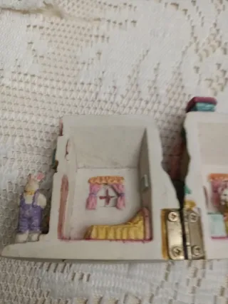 Piccola casa in resina dipinta