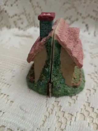 Piccola casa in resina dipinta