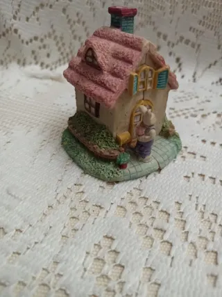 Piccola casa in resina dipinta