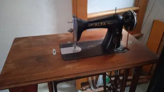 Máquina de coser Alfa antigua