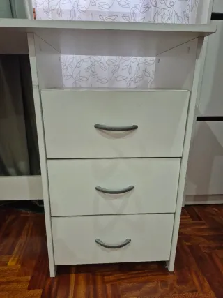 Escritorio blanco de madera