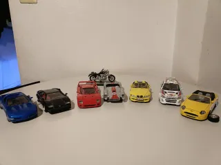 Coches de exposición y moto