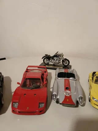Coches de exposición y moto