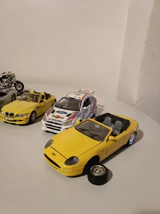 Coches de exposición y moto