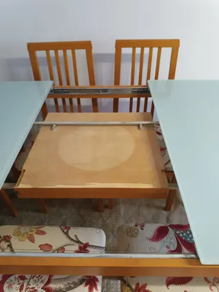Mesa de comedor de madera y 6 sillas.