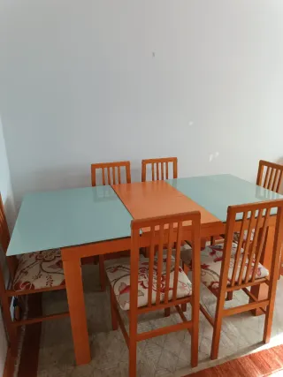 Mesa de comedor de madera y 6 sillas.