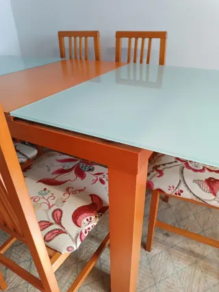 Mesa de comedor de madera y 6 sillas.