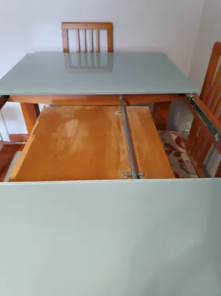 Mesa de comedor de madera y 6 sillas.