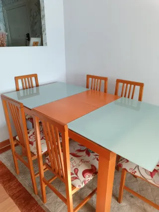 Mesa de comedor de madera y 6 sillas.