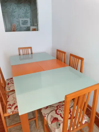 Mesa de comedor de madera y 6 sillas.