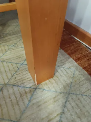 Mesa de comedor de madera y 6 sillas.