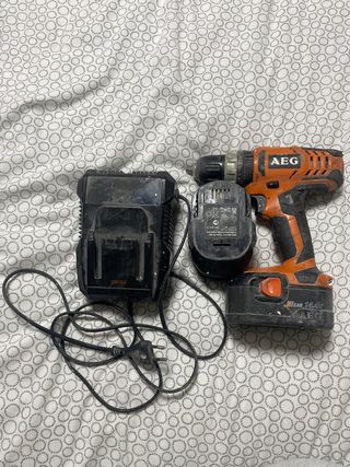 Taladro AEG 14.4V con cargador y batería