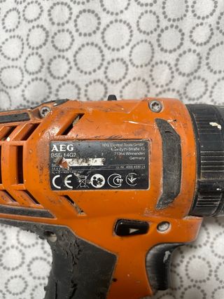 Taladro AEG 14.4V con cargador y batería