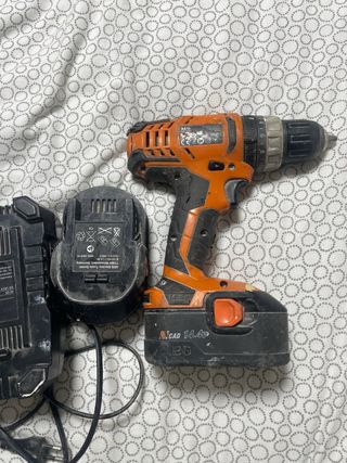Taladro AEG 14.4V con cargador y batería