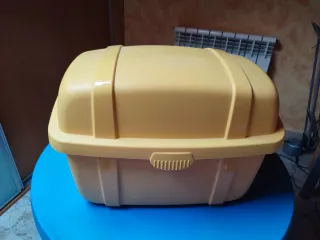 Baúl Curver amarillo plástico. Dispongo de tres.