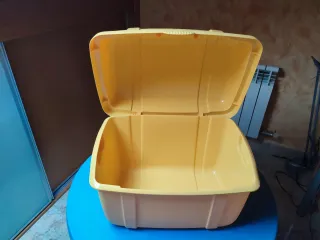 Baúl Curver amarillo plástico. Dispongo de tres.