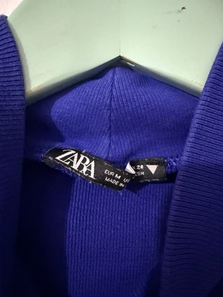 Camiseta azul sin mangas cuello alto