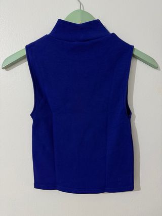 Camiseta azul sin mangas cuello alto