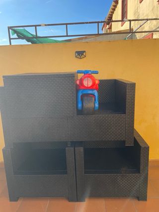 Conjunto de jardines con mesa sofá y dos sillones