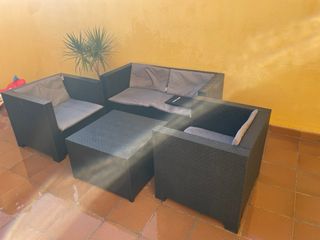 Conjunto de jardines con mesa sofá y dos sillones