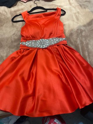 Vestido Rojo Corto con Cinturón Brillante