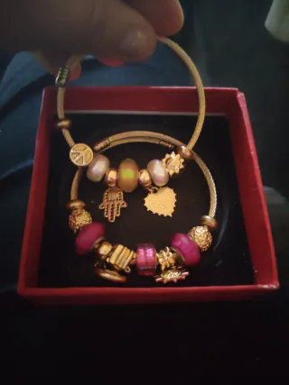 Pulsera Pandora dorada con charms