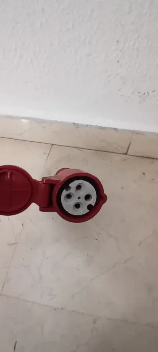 Enchufe industrial rojo