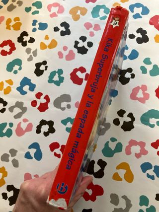 Kika Superbruja y la espada mágica (Spanish Edi...