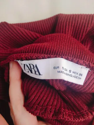 Vestido skater burdeos con hombros descubiertos