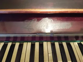 Piano Vertical Antiguo