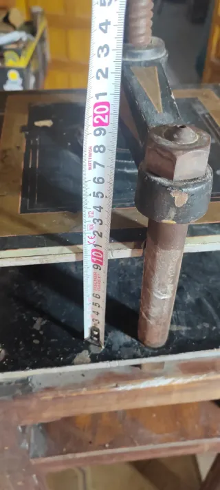 Prensa muy antigua procedente de una tienda de enc