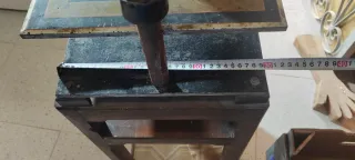 Prensa muy antigua procedente de una tienda de enc