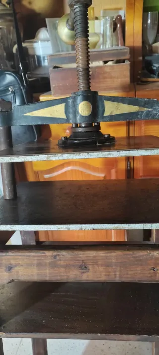 Prensa muy antigua procedente de una tienda de enc