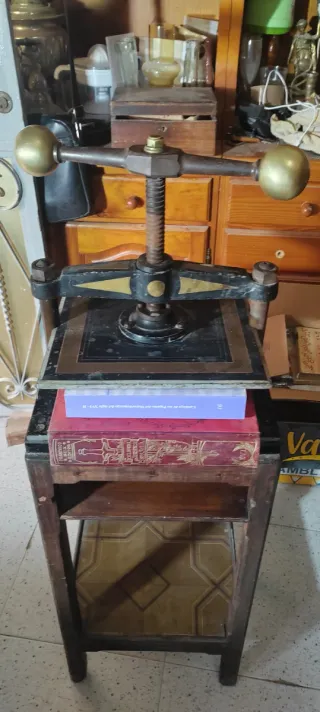 Prensa muy antigua procedente de una tienda de enc