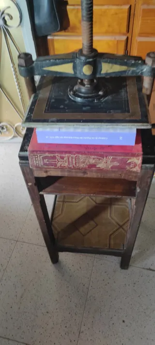 Prensa muy antigua procedente de una tienda de enc