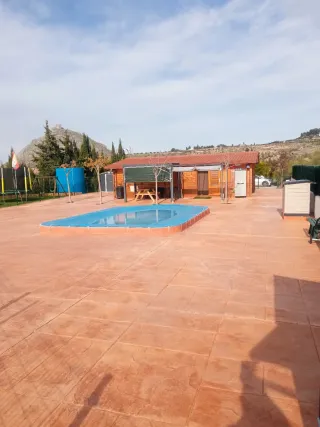 Parcela con piscina y terreno