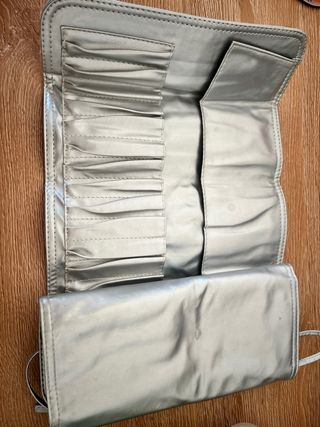 Bolsa plateada para brochas de maquillaje
