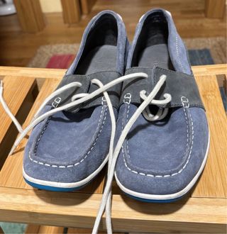 Zapatos náuticos azules y grises