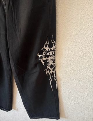 Pantalón negro mujer con estampado