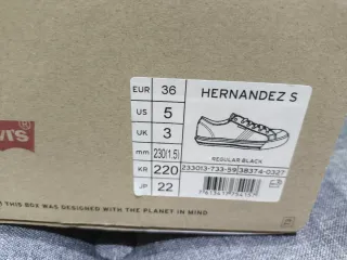 Zapatillas Levi's Negras y Blancas