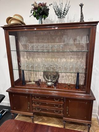 Vitrina antigua de madera y cristal