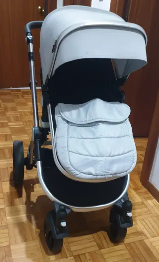 Carrito de bebé gris