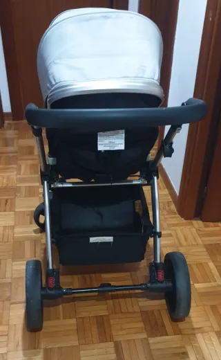 Carrito de bebé gris