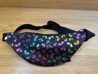 Riñonera negra con estampado multicolor