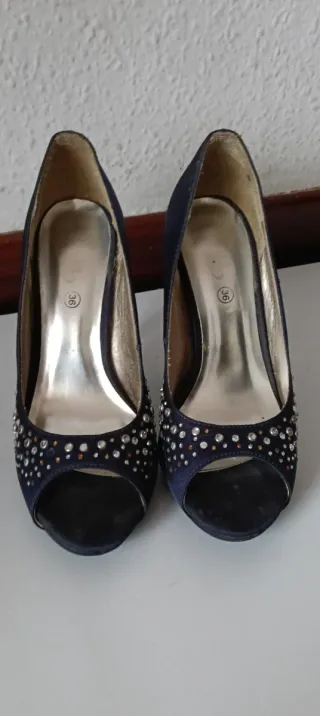 Zapatos de raso azul marino con pedrería
