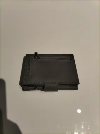 Cartera tarjetero gris con cremallera