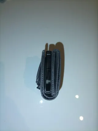 Cartera tarjetero gris con cremallera