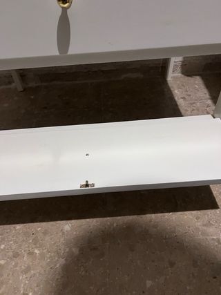 Cajonera blanca con tiradores dorados