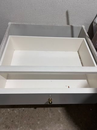 Cajonera blanca con tiradores dorados