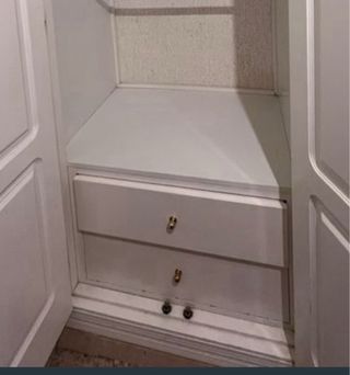 Cajonera blanca con tiradores dorados